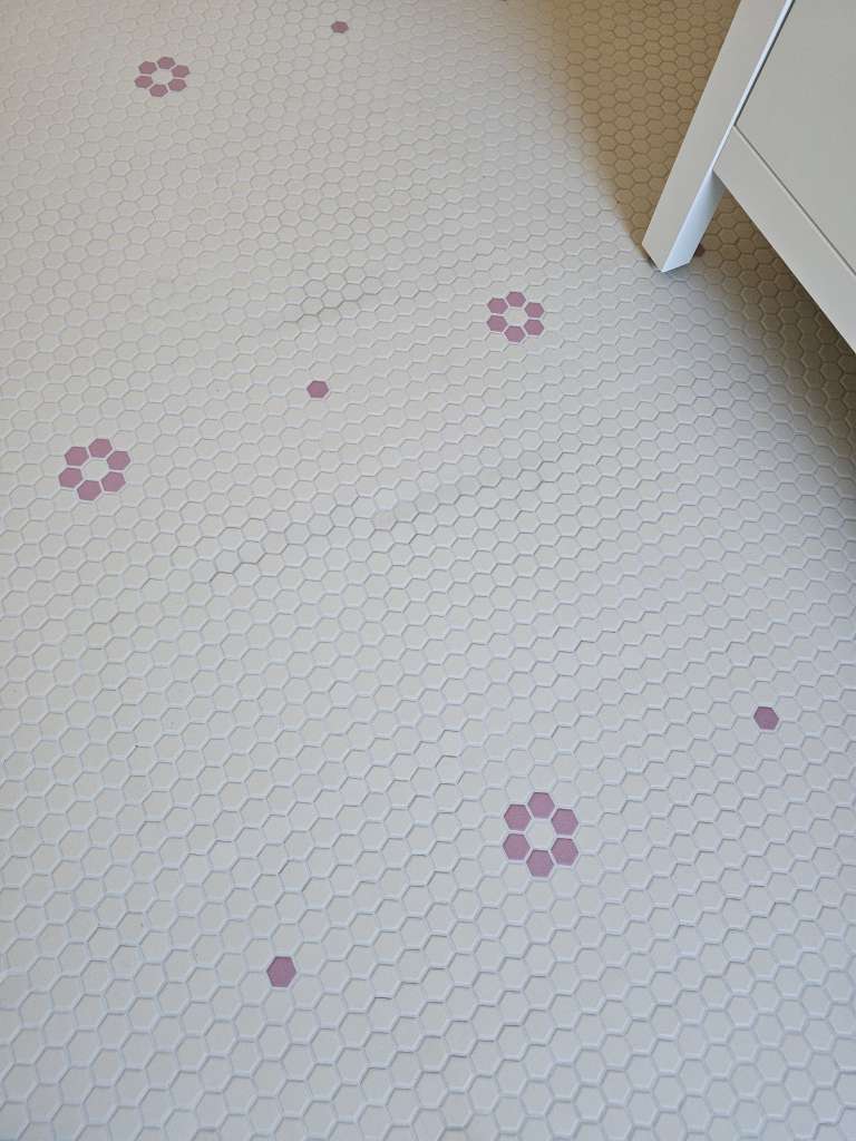 BAU.DE / BAU-Forum: 4. Bild zu Antwort "Hexagon-Mosaikfliesen Fotos" auf die Frage "Wei&szlig;er Schleier auf Fliesen nach Verfugen: Ursachen, Entfernung & Vorbeugung?" im BAU-Forum "Modernisierung / Sanierung / Bausch&auml;den"