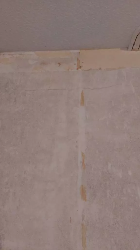 BAU.DE / BAU-Forum: 4. Bild zu Frage "Risse im Innenputz Altbau: Ursachen, Risiken & Sanierungskosten?" im BAU-Forum "Modernisierung / Sanierung / Bausch&auml;den"