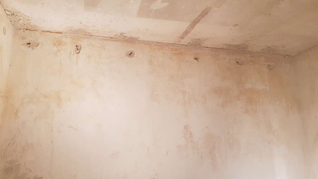 BAU.DE / BAU-Forum: 2. Bild zu Frage "Metallbleche in Kellerwand - Rost nach Wasserschaden behandeln?" im BAU-Forum "Modernisierung / Sanierung / Bausch&auml;den"