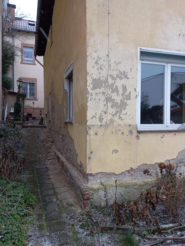 BAU.DE / BAU-Forum: 1. Bild zu Frage "Richtige Höhe der Horizontalsperre bei einem Haus in Hanglage?" im BAU-Forum "Modernisierung / Sanierung / Bausch&auml;den"