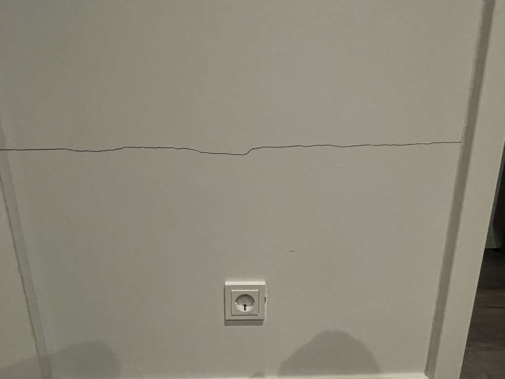 BAU.DE / BAU-Forum: 1. Bild zu Frage "Risse in Innenwänden eines 4 Jahre alten Neubaus - Sachverständiger nötig?" im BAU-Forum "Sonstige Themen"