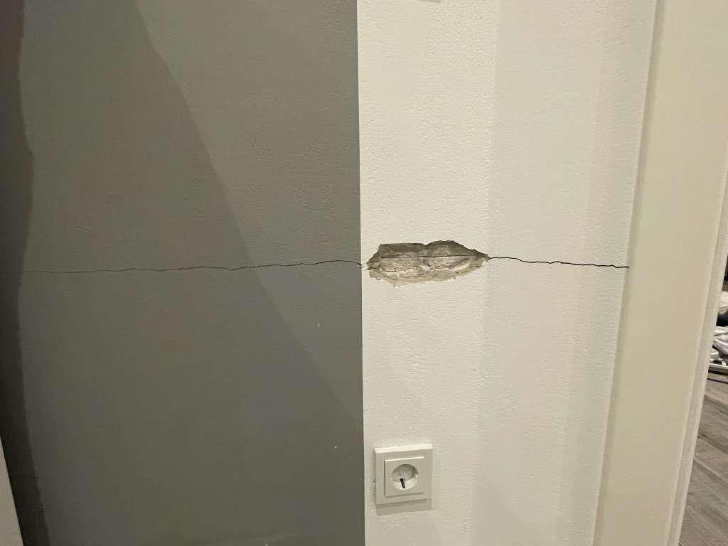 BAU.DE / BAU-Forum: 2. Bild zu Frage "Risse in Innenwänden eines 4 Jahre alten Neubaus - Sachverständiger nötig?" im BAU-Forum "Sonstige Themen"