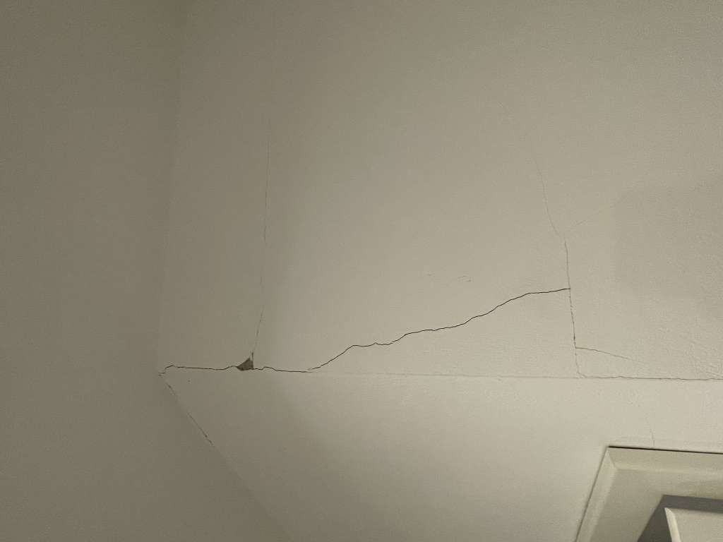 BAU.DE / BAU-Forum: 3. Bild zu Frage "Risse in Innenwänden eines 4 Jahre alten Neubaus - Sachverständiger nötig?" im BAU-Forum "Sonstige Themen"