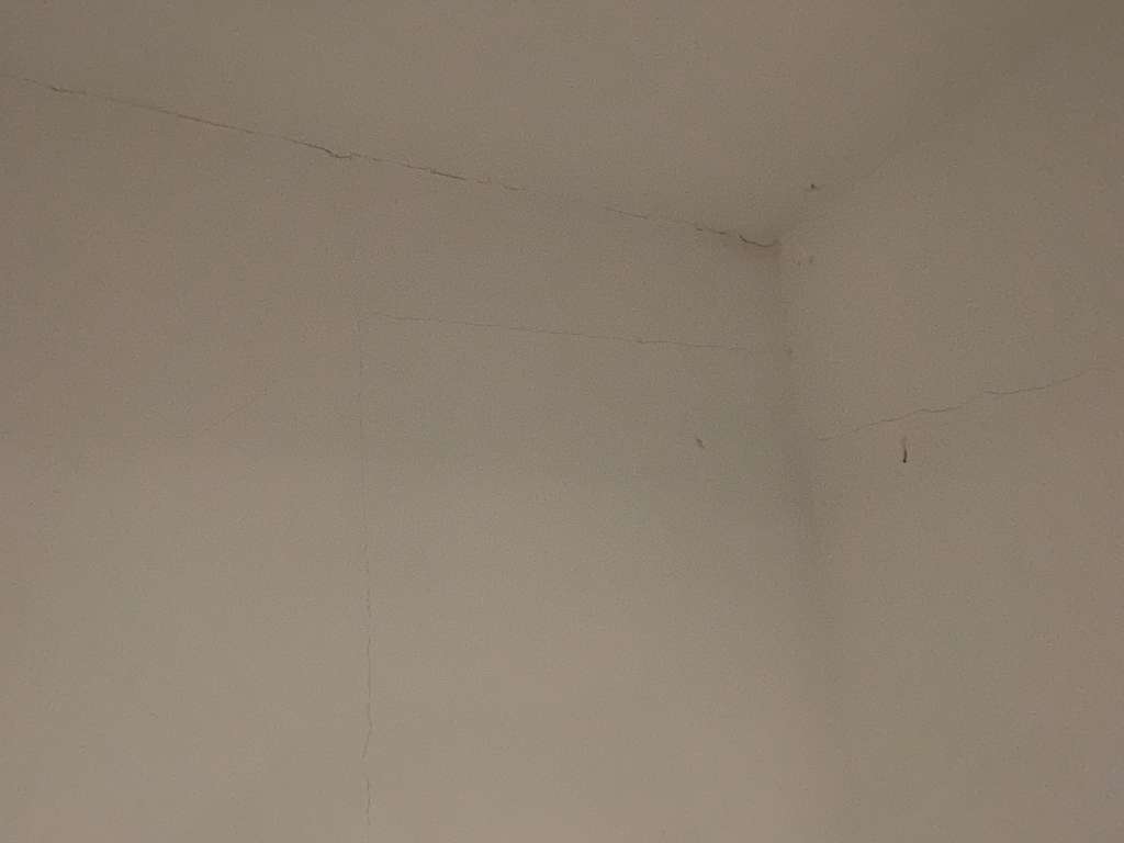 BAU.DE / BAU-Forum: 4. Bild zu Frage "Risse in Innenwänden eines 4 Jahre alten Neubaus - Sachverständiger nötig?" im BAU-Forum "Sonstige Themen"