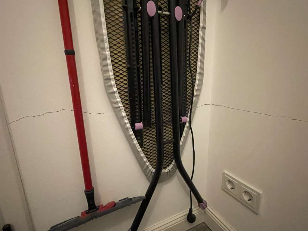 BAU.DE / BAU-Forum: 5. Bild zu Frage "Risse in Innenwänden eines 4 Jahre alten Neubaus - Sachverständiger nötig?" im BAU-Forum "Sonstige Themen"