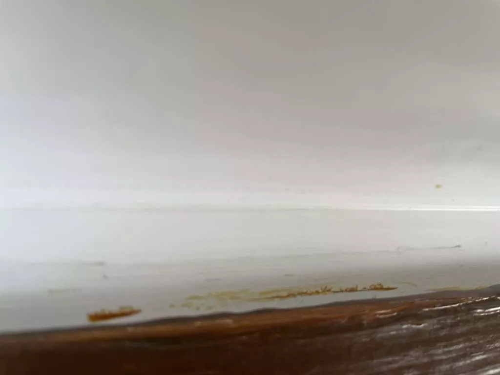 BAU.DE / BAU-Forum: 1. Bild zu Antwort "Lasurfarbe Entfernung: Herausforderung bei &auml;lteren Farbresten" auf die Frage "Wie entferne ich eingetrocknete Lasurfarbe von einer weiß lackierten Alu-Fensterbank?" im BAU-Forum "Sonstige Themen"