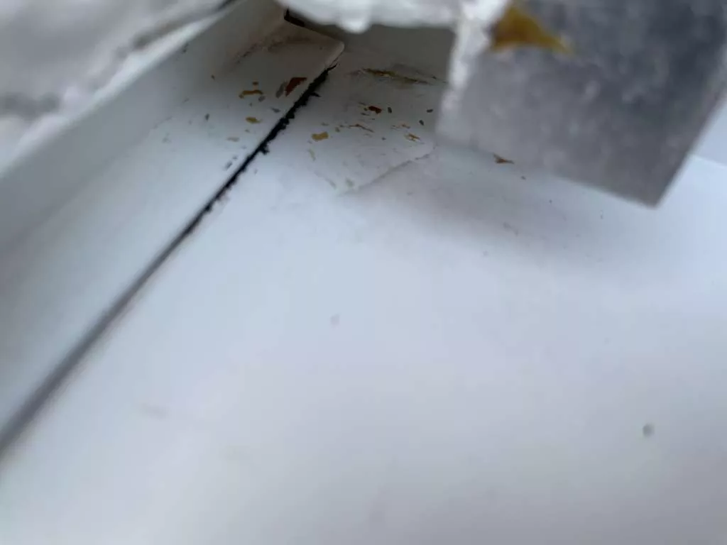 BAU.DE / BAU-Forum: 2. Bild zu Antwort "Lasurfarbe Entfernung: Herausforderung bei &auml;lteren Farbresten" auf die Frage "Wie entferne ich eingetrocknete Lasurfarbe von einer weiß lackierten Alu-Fensterbank?" im BAU-Forum "Sonstige Themen"