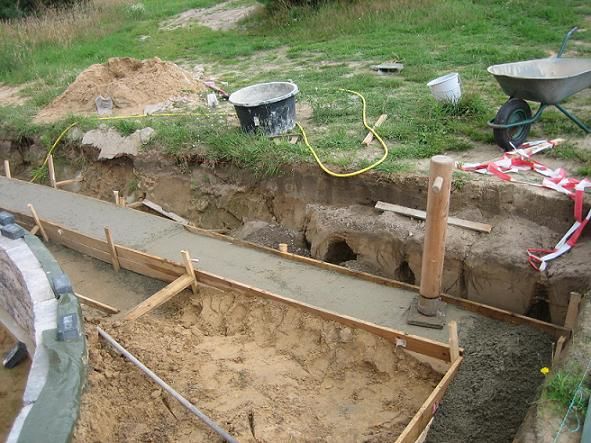 BAU.DE / BAU-Forum: 1. Bild zu Antwort "St&uuml;tzmauer: Fundament-Schichten &ndash; Recycling & Lehmboden" auf die Frage "St&uuml;tzmauer hinterf&uuml;llen: Welches Material (Kies, Schotter, Drainage)? Tipps & Kosten" im BAU-Forum "Tiefbau und Spezialtiefbau"