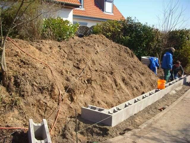 BAU.DE / BAU-Forum: 1. Bild zu Frage "Hangsicherung durch Betonschalsteine &nbsp;-&nbsp; Statik" im BAU-Forum "Tiefbau und Spezialtiefbau"