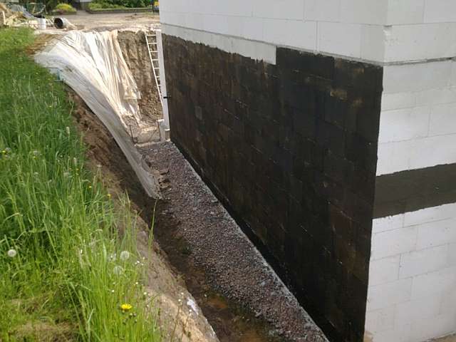 BAU.DE / BAU-Forum: 2. Bild zu Antwort "Schwarze Wanne: Kellerabdichtung mit Schwei&szlig;bahn korrekt?" auf die Frage "Regenwasser versickern & Drainage: Bodengutachten, Durchl&auml;ssigkeit & Kosten?" im BAU-Forum "Tiefbau und Spezialtiefbau"