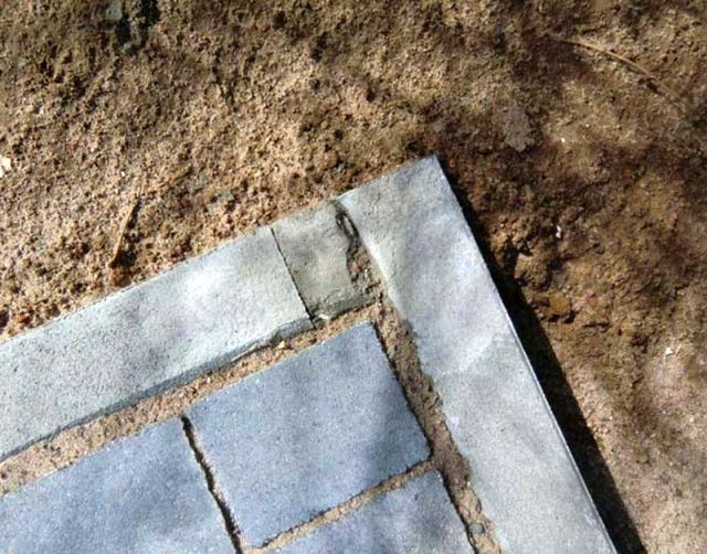 BAU.DE / BAU-Forum: 2. Bild zu Frage "Rasenkantsteine: M&auml;ngel?" im BAU-Forum "Tiefbau und Spezialtiefbau"