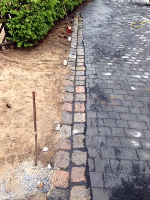 BAU.DE / BAU-Forum: 2. Bild zu Frage "Pflasterarbeiten: &Uuml;bergang Naturstein => Betonpflaster fachgerecht?" im BAU-Forum "Tiefbau und Spezialtiefbau"