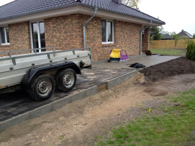 BAU.DE / BAU-Forum: 2. Bild zu Frage "Pflasterarbeiten: Auffahrt und Kiesumrandung" im BAU-Forum "Tiefbau und Spezialtiefbau"