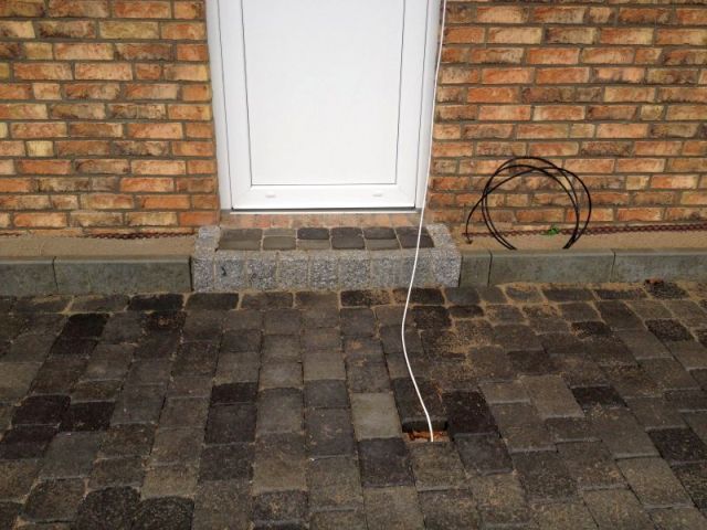 BAU.DE / BAU-Forum: 5. Bild zu Frage "Pflasterarbeiten: Auffahrt und Kiesumrandung" im BAU-Forum "Tiefbau und Spezialtiefbau"