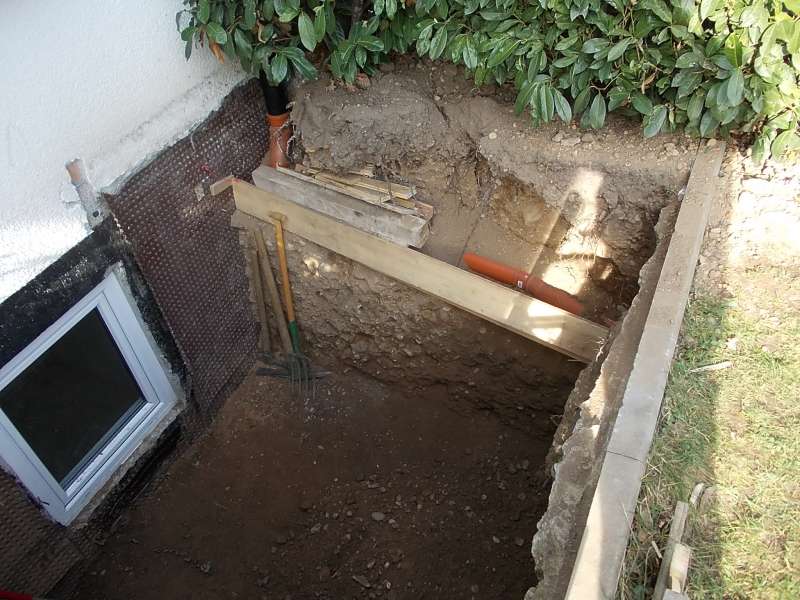 BAU.DE / BAU-Forum: 4. Bild zu Frage "17,5 cm Schalungssteine für 1,8 m hohe hinterfüllte Gartenmauer ausreichend?" im BAU-Forum "Tiefbau und Spezialtiefbau" BAU.DE / BAU-Forum: 4. Bild zu Frage "17,5 cm Schalungssteine für 1,8 m hohe hinterfüllte Gartenmauer ausreichend?" im BAU-Forum "Tiefbau und Spezialtiefbau"