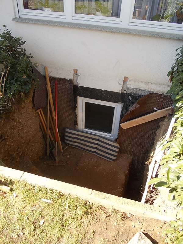 BAU.DE / BAU-Forum: 5. Bild zu Frage "17,5 cm Schalungssteine für 1,8 m hohe hinterfüllte Gartenmauer ausreichend?" im BAU-Forum "Tiefbau und Spezialtiefbau" BAU.DE / BAU-Forum: 5. Bild zu Frage "17,5 cm Schalungssteine für 1,8 m hohe hinterfüllte Gartenmauer ausreichend?" im BAU-Forum "Tiefbau und Spezialtiefbau"