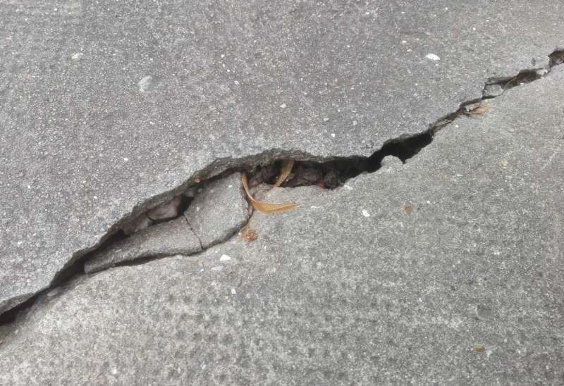 BAU.DE / BAU-Forum: 4. Bild zu Frage "Risse und Spalten im Betonboden der Hoffläche - was tun?" im BAU-Forum "Tiefbau und Spezialtiefbau" BAU.DE / BAU-Forum: 4. Bild zu Frage "Risse und Spalten im Betonboden der Hoffläche - was tun?" im BAU-Forum "Tiefbau und Spezialtiefbau"