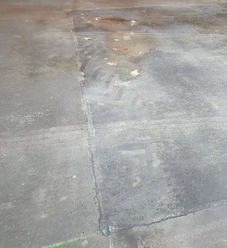 BAU.DE / BAU-Forum: 1. Bild zu Antwort "Ein Foto" auf die Frage "Asphaltreparatur: Pfützenbildung nach Ausbesserung – Gewährleistung & Ursachen?" im BAU-Forum "Tiefbau und Spezialtiefbau" BAU.DE / BAU-Forum: 1. Bild zu Antwort "Ein Foto" auf die Frage "Asphaltreparatur: Pfützenbildung nach Ausbesserung – Gewährleistung & Ursachen?" im BAU-Forum "Tiefbau und Spezialtiefbau"