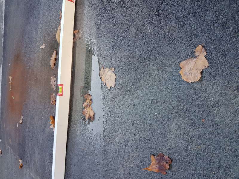 BAU.DE / BAU-Forum: 1. Bild zu Antwort "Weitere Fotos" auf die Frage "Asphaltreparatur: Pfützenbildung nach Ausbesserung – Gewährleistung & Ursachen?" im BAU-Forum "Tiefbau und Spezialtiefbau" BAU.DE / BAU-Forum: 1. Bild zu Antwort "Weitere Fotos" auf die Frage "Asphaltreparatur: Pfützenbildung nach Ausbesserung – Gewährleistung & Ursachen?" im BAU-Forum "Tiefbau und Spezialtiefbau"