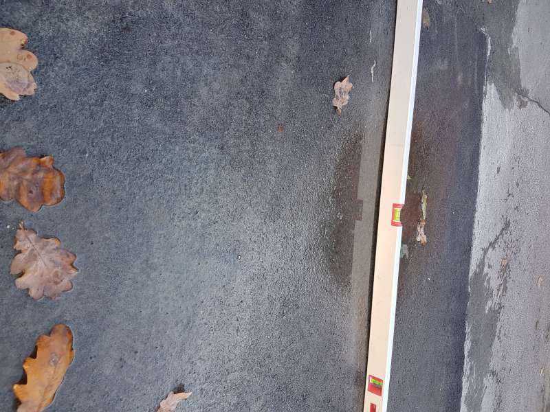 BAU.DE / BAU-Forum: 2. Bild zu Antwort "Asphaltreparatur: Unebenheiten > 2cm – Gewährleistung prüfen!" auf die Frage "Asphaltreparatur: Pfützenbildung nach Ausbesserung – Gewährleistung & Ursachen?" im BAU-Forum "Tiefbau und Spezialtiefbau" BAU.DE / BAU-Forum: 2. Bild zu Antwort "Asphaltreparatur: Unebenheiten > 2cm – Gewährleistung prüfen!" auf die Frage "Asphaltreparatur: Pfützenbildung nach Ausbesserung – Gewährleistung & Ursachen?" im BAU-Forum "Tiefbau und Spezialtiefbau"