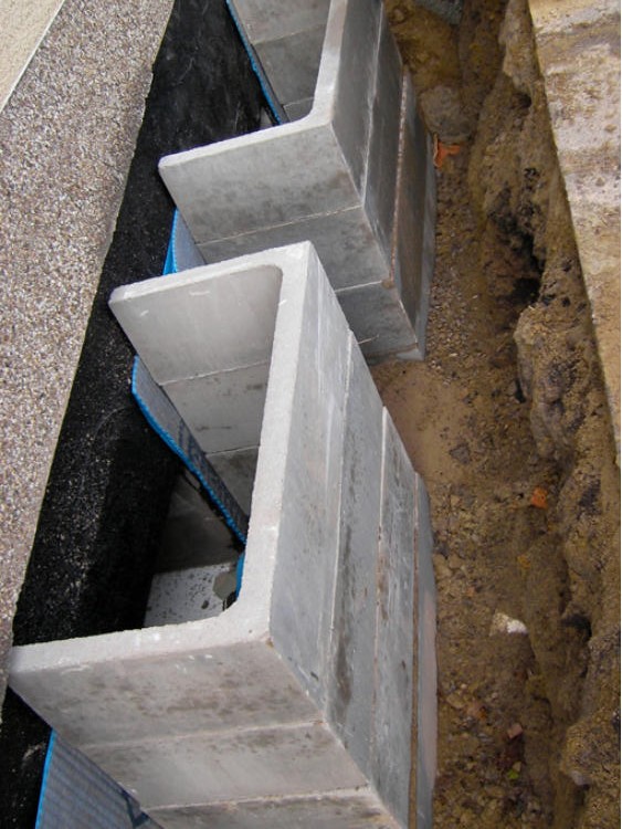 BAU.DE / BAU-Forum: 1. Bild zu Frage "Lichtschacht aus Beton: Noppenbahn korrekt anbringen? Abdichtung, Normen & Kosten" im BAU-Forum "Tiefbau und Spezialtiefbau" BAU.DE / BAU-Forum: 1. Bild zu Frage "Lichtschacht aus Beton: Noppenbahn korrekt anbringen? Abdichtung, Normen & Kosten" im BAU-Forum "Tiefbau und Spezialtiefbau"