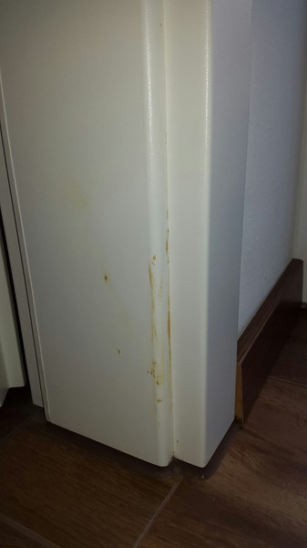 BAU.DE / BAU-Forum: 1. Bild zu Frage "Gelbe Flecken an T&uuml;rrahmen: Ursachen, Entfernung & Vorbeugung im Neubau?" im BAU-Forum "Tips und Tricks"