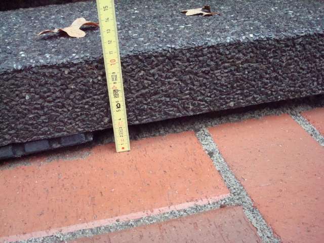 BAU.DE / BAU-Forum: 1. Bild zu Frage "Ungleich hohe Stufen: Eingangstreppe und Stufen Gehweg" im BAU-Forum "Treppen, Rampen, Leitern"