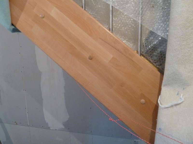 BAU.DE / BAU-Forum: 1. Bild zu Frage "markante Abweichung der Buche Optik (Treppe Keilgezinkt)" im BAU-Forum "Treppen, Rampen, Leitern"