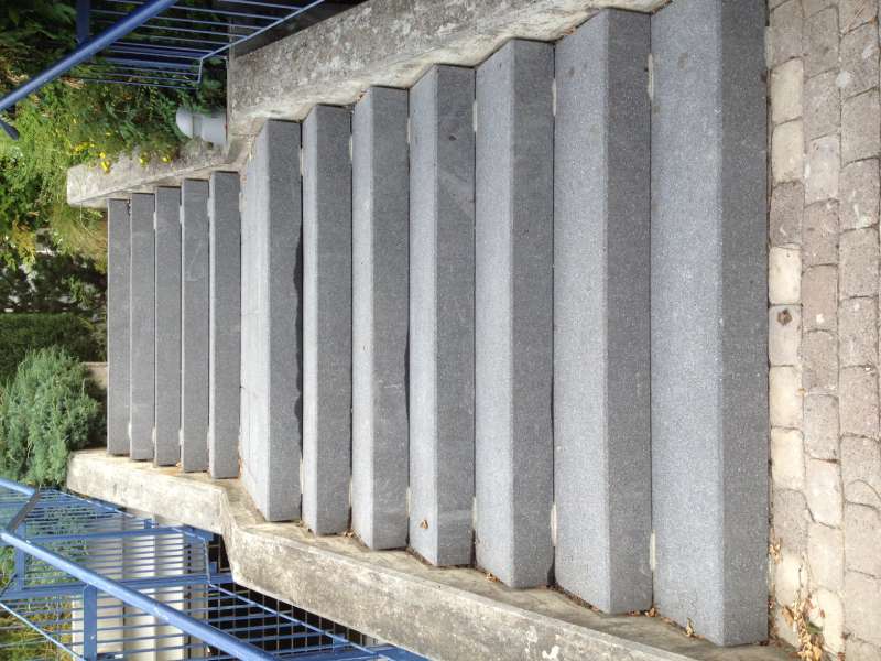 BAU.DE / BAU-Forum: 1. Bild zu Frage "Au&szlig;en-Treppe mit Schlitzen! Welcher Zweck steckt dahinter?" im BAU-Forum "Treppen, Rampen, Leitern"