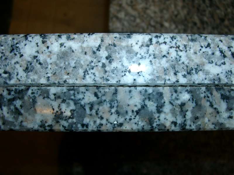 BAU.DE / BAU-Forum: 1. Bild zu Frage "Bedenkliche Verklebung freitragende Granittreppen-Stufen?" im BAU-Forum "Treppen, Rampen, Leitern"