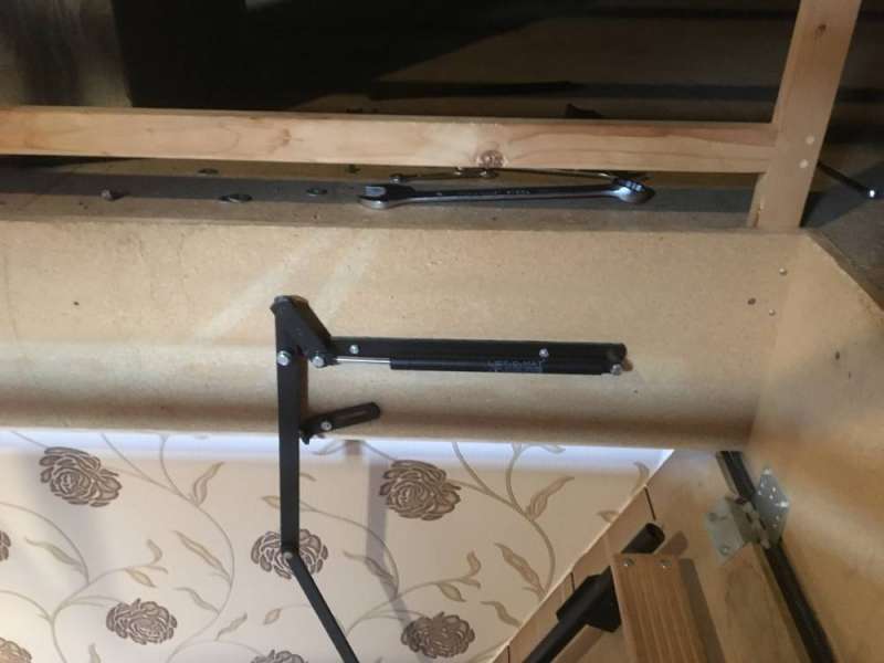 BAU.DE / BAU-Forum: 1. Bild zu Frage "D&auml;mpfung Dachbodentreppe defekt" im BAU-Forum "Treppen, Rampen, Leitern"