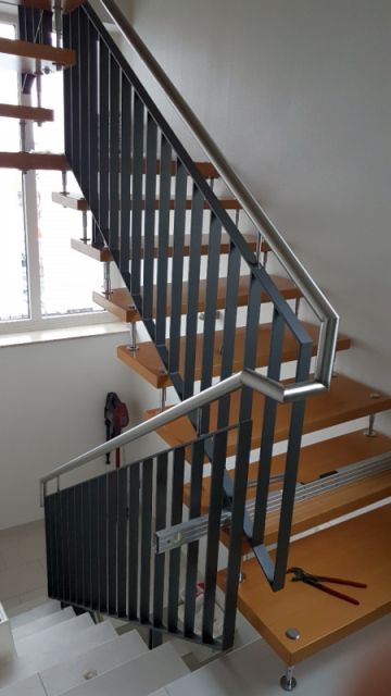 BAU.DE / BAU-Forum: 1. Bild zu Frage "freitragende Bolzentreppe ausrichten" im BAU-Forum "Treppen, Rampen, Leitern"