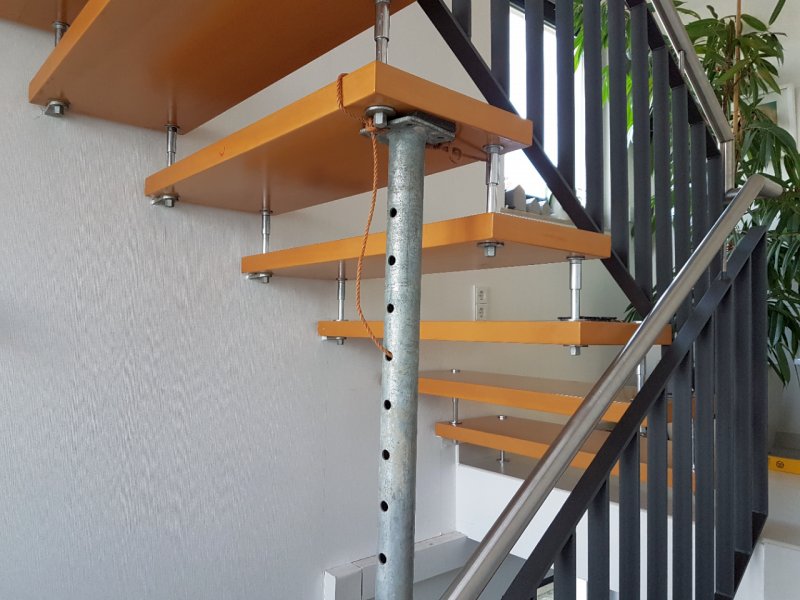 BAU.DE / BAU-Forum: 1. Bild zu Antwort "Tragsystem" auf die Frage "Freitragende Bolzentreppe ausrichten: Ursachen, Absenkung beheben & Anleitung" im BAU-Forum "Treppen, Rampen, Leitern"