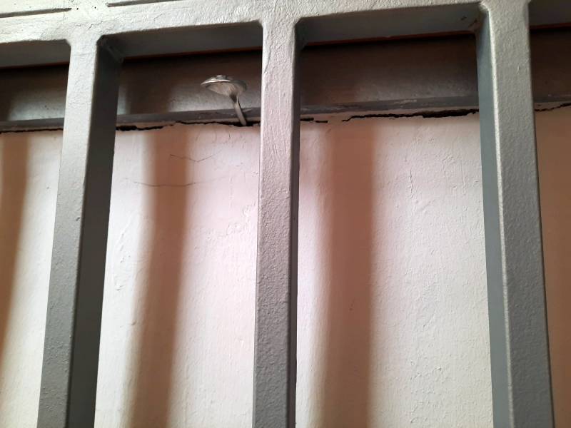 BAU.DE / BAU-Forum: 1. Bild zu Frage "Riss/L&uuml;cke an Decke am Treppenauge: Ursachen, Sofortma&szlig;nahmen & Expertenrat?" im BAU-Forum "Treppen, Rampen, Leitern"