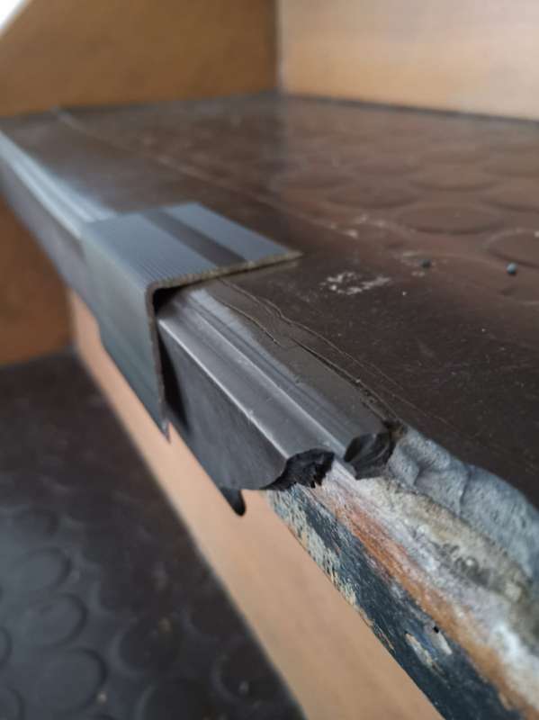 BAU.DE / BAU-Forum: 2. Bild zu Frage "Treppenkanten-Reparatur: PVC-Noppenboden l&ouml;sen oder nur besch&auml;digtes Profil ersetzen? Kosten & Risiken" im BAU-Forum "Treppen, Rampen, Leitern"