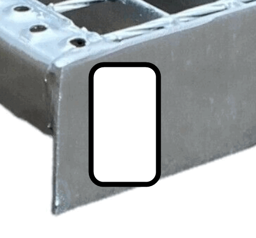 BAU.DE / BAU-Forum: 1. Bild zu Antwort "Materialtipp: Rechteckrohr als Distanzst&uuml;ck f&uuml;r Gitterroststufen" auf die Frage "Gitterroststufen f&uuml;r Au&szlig;entreppe befestigen: Montage, Abstand & Schrauben-Tipps" im BAU-Forum "Treppen, Rampen, Leitern"