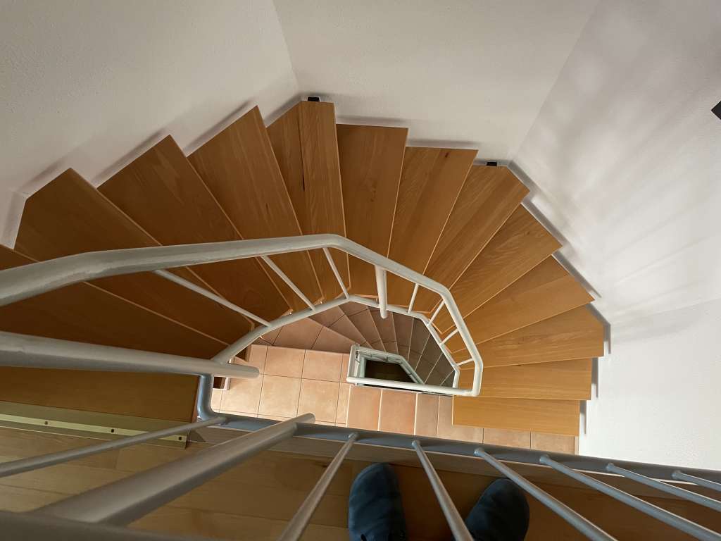 BAU.DE / BAU-Forum: 1. Bild zu Frage "Treppe als Rettungsweg: Breite, Steigung & Barrierefreiheit f&uuml;r Krankentransport?" im BAU-Forum "Treppen, Rampen, Leitern"