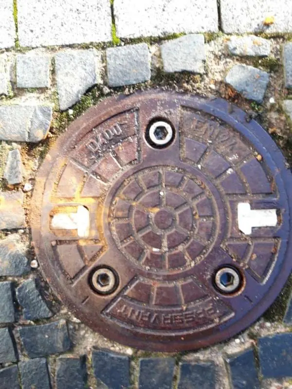 BAU.DE / BAU-Forum: 1. Bild zu Frage "Regenwasserfilter Abdeckung &ouml;ffnen: Anleitung, Tipps & Tricks zur Reinigung?" im BAU-Forum "Wassersparen / Regenwassernutzung"