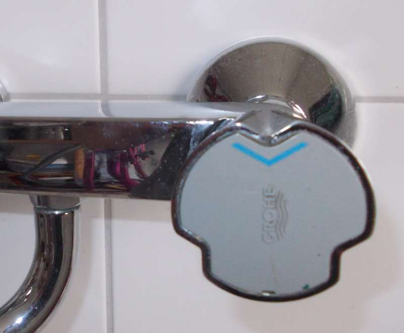 BAU.DE / BAU-Forum: 1. Bild zu Frage "Grohe Hahn Drehgriff entfernen: Madenschraube gelöst, Griff sitzt fest – Was tun?" im BAU-Forum "Wer hat Erfahrung mit" BAU.DE / BAU-Forum: 1. Bild zu Frage "Grohe Hahn Drehgriff entfernen: Madenschraube gelöst, Griff sitzt fest – Was tun?" im BAU-Forum "Wer hat Erfahrung mit"