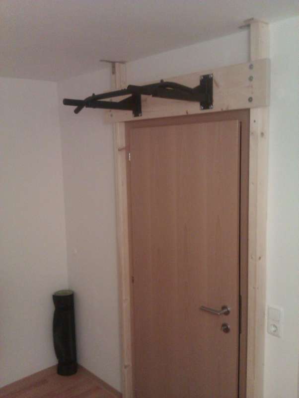 BAU.DE / BAU-Forum: 1. Bild zu Antwort "Lösung: Klimmzugstange mit Gestell an Decke befestigt ✅" auf die Frage "Klimmzugstange an Decke montieren: Risiken, Dübel-Wahl & Tragfähigkeit im Altbau?" im BAU-Forum "Wohnen und Einrichten" BAU.DE / BAU-Forum: 1. Bild zu Antwort "Lösung: Klimmzugstange mit Gestell an Decke befestigt ✅" auf die Frage "Klimmzugstange an Decke montieren: Risiken, Dübel-Wahl & Tragfähigkeit im Altbau?" im BAU-Forum "Wohnen und Einrichten"