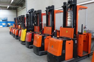 Ein Akku-Antrieb bezeichnet ein elektrisches Antriebssystem, das seine Energie aus wiederaufladbaren Batterien bezieht, üblicherweise Lithium-Ionen-Zellen.