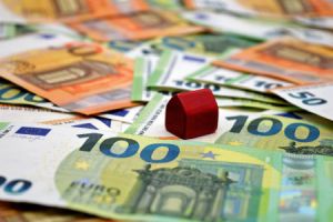 Ein Anleger bezeichnet eine Person oder eine Organisation, die Geld, Kapital oder Ressourcen in ein Unternehmen, eine Anlageform oder einen Finanzmarkt investiert.