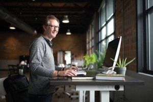 Arbeitsplatzoptimierung ist der Prozess der Verbesserung von Arbeitsbedingungen und -prozessen zur Steigerung der Effizienz, Produktivität und Zufriedenheit am Arbeitsplatz.