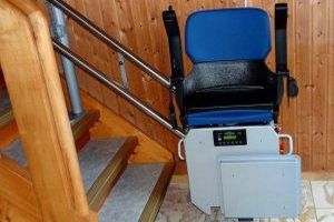 Ein Aufzug, auch Elevator oder Lift genannt, ist eine vertikale Transportvorrichtung, die Personen oder Lasten zwischen verschiedenen Ebenen eines Gebäudes befördert.