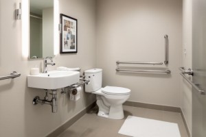 Der Begriff "barrierefrei" beschreibt die Gestaltung von Gebäuden, Verkehrsanlagen und anderen Umgebungen, die es allen Menschen, unabhängig von körperlichen Einschränkungen oder Behinderungen, ermöglicht, diese uneingeschränkt zu nutzen.