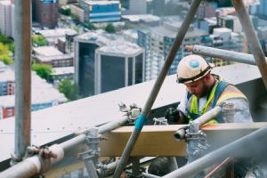 Die Baukonstruktion umfasst die technische Gestaltung und Umsetzung der Tragstruktur eines Gebäudes oder Bauwerks.