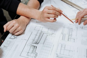 Bauprojektmanagement umfasst die Planung, Organisation, Steuerung und Überwachung aller Phasen eines Bauprojekts, um sicherzustellen, dass es termingerecht, kosteneffizient und gemäß den Qualitätsstandards abgeschlossen wird.