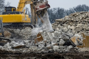 Baustaub bezeichnet den entstehenden Staub und Schmutz auf einer Baustelle, der durch Bauarbeiten wie Sägen, Schleifen oder Stemmen entsteht und gesundheitsschädlich sein kann.
