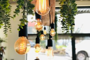 Die Farbtemperatur bezeichnet eine physikalische Eigenschaft von Licht, die angibt, wie warm oder kalt eine Lichtquelle erscheint. Die Farbtemperatur bezeichnet eine physikalische Eigenschaft von Licht, die angibt, wie warm oder kalt eine Lichtquelle erscheint.