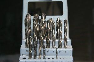 Ein Bohrer ist ein präzises Werkzeug, das zum Erzeugen von Löchern oder zur Erweiterung bestehender Öffnungen in verschiedenen Materialien wie Holz, Metall, Kunststoff oder Stein verwendet wird.
